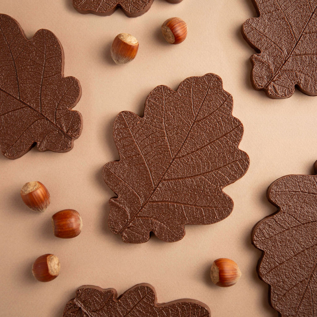 tablette fourrée pralinée en forme de feuille de chêne