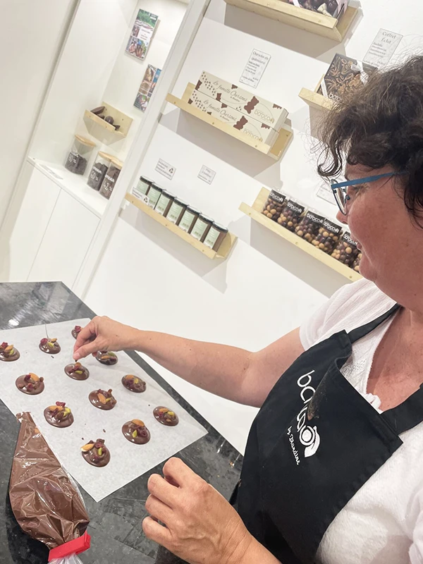 Travail du chocolat lors d'un atelier de cuisine