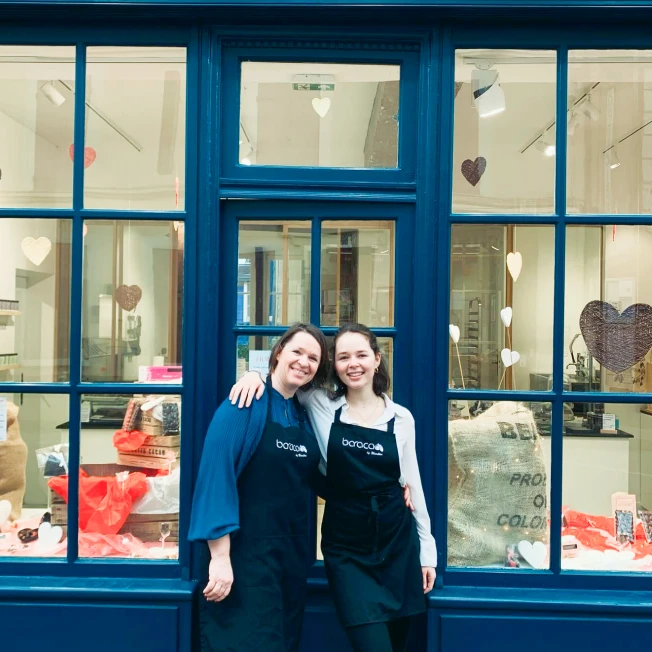 Blandine et Priscille devant l'atelier Baracao à Chevreuse